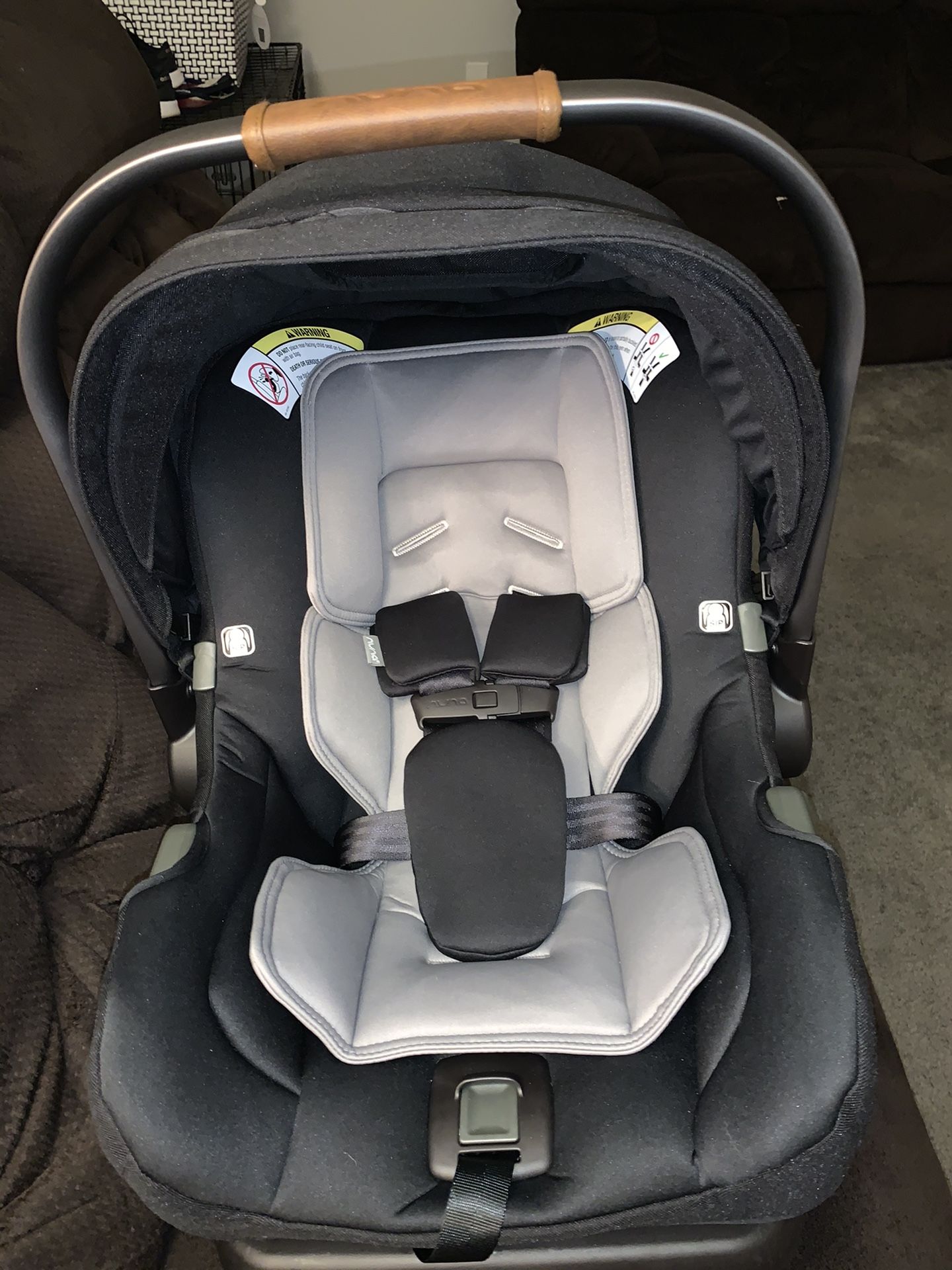 NUNA PIPA CAR SEAT IN GREAT CONDITION!!