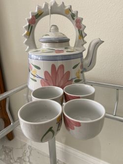 Elegant Teapot And Matching 4 Cups