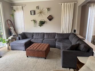 Modern Sectional in Excellent condition - $3000 new
