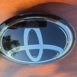 2018 TO 2021TOYOTA CAMRY FRONT GRILLE  EMBLEM LOGO PART#53141-33130 33140 OEM USED 