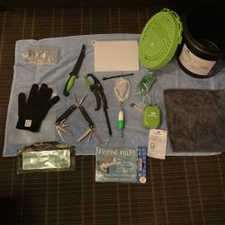 Mossy Oak fishing tool kit and extras READ