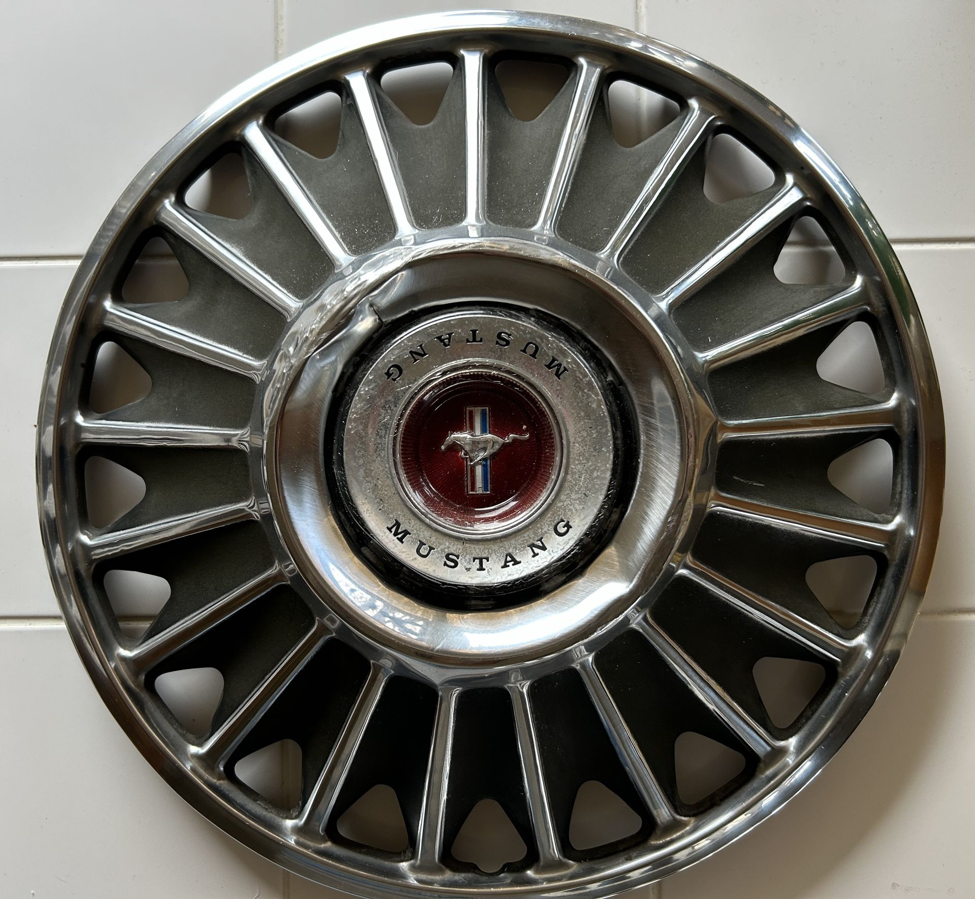 **1967 FORD MUSTANG HUBCAP**