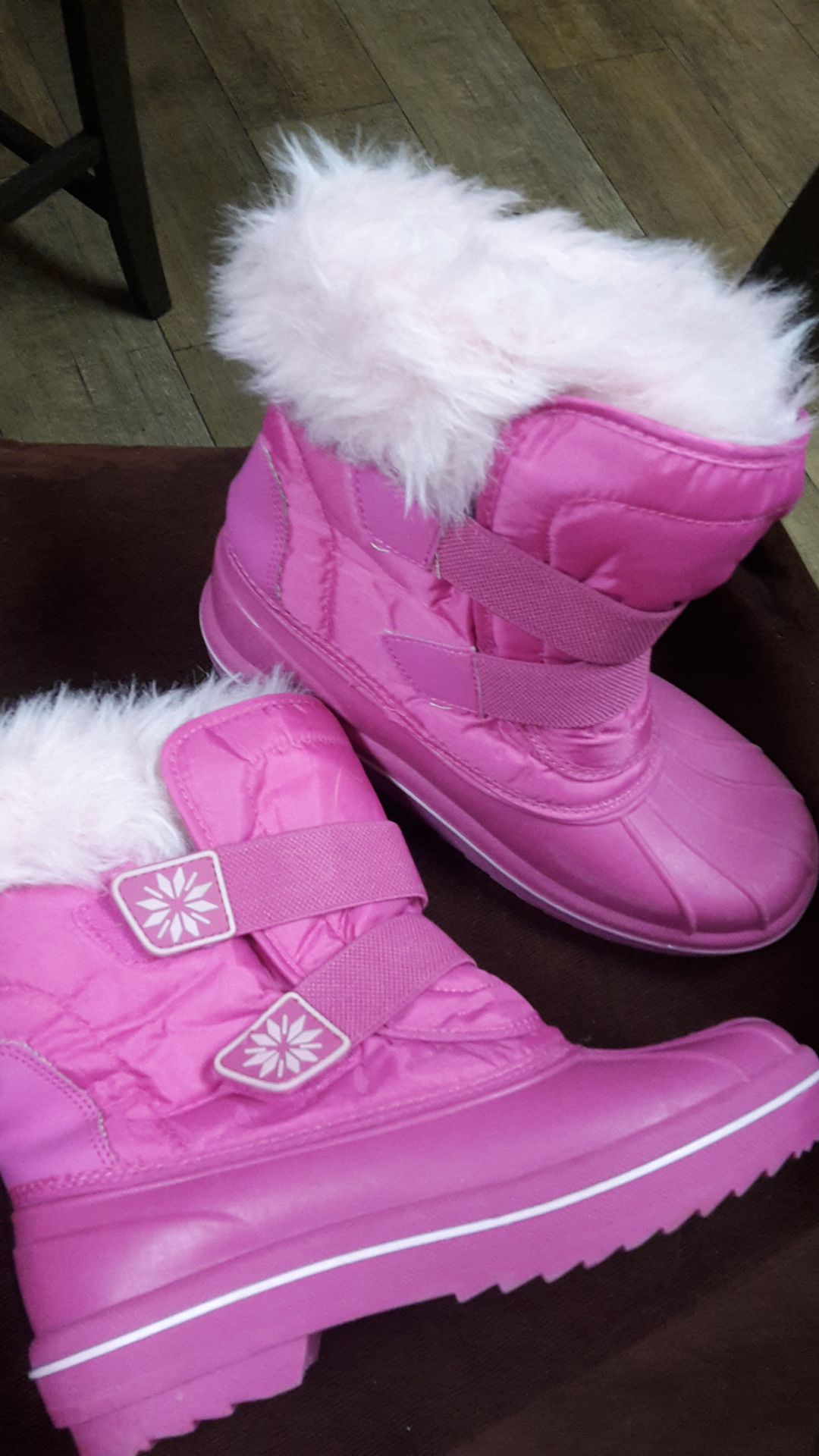 GIRL PINK RAIN BOOTS SIZE 4, 9.8 inches outside.