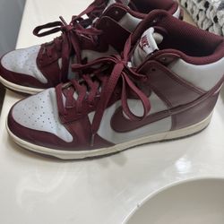 Size 9 Men’s Nike Shoes 