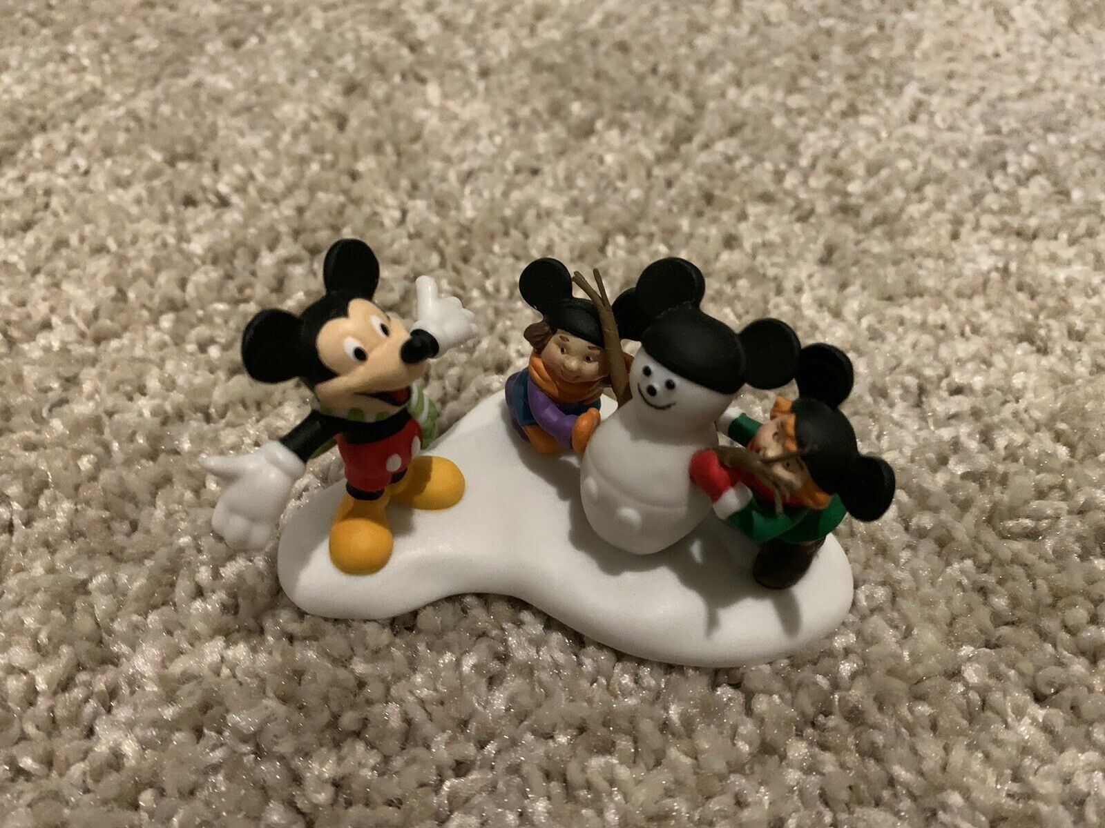 Disney Showcase 2002 Department 56 North Pole Series Mickey Builds a Snowman