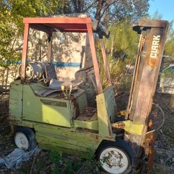 $2000 As Is Need Hydraulic Lines  Forklift Runs