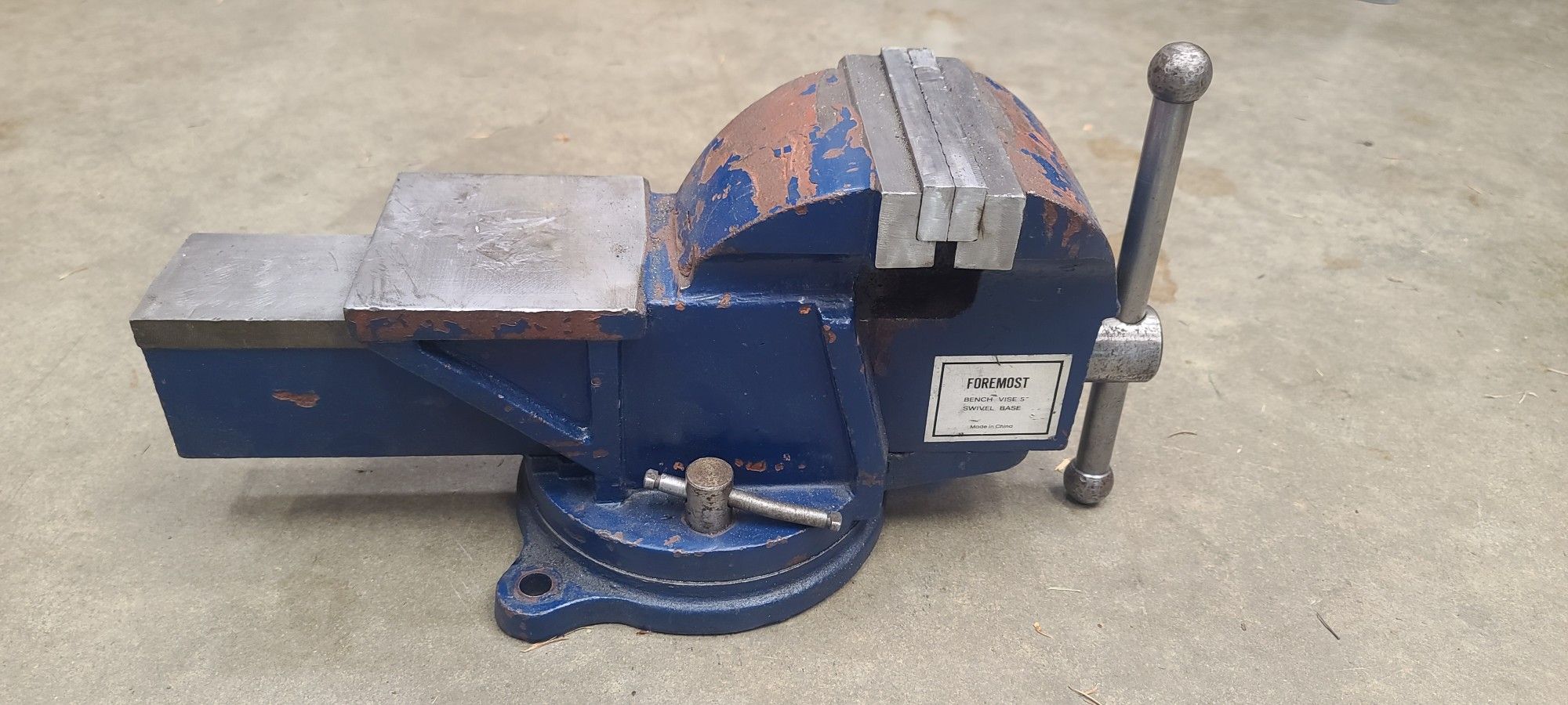 Nice Foremost 5" Bench Vice With Swivel Base