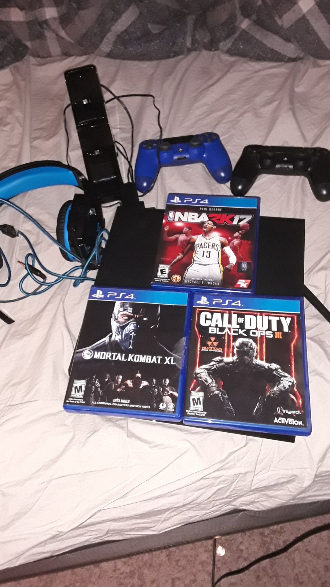 Ps4 with 2 controllers headphone 3 games and a charger