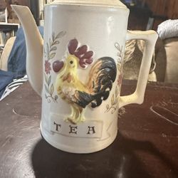 Vintage country style rooster tea pot