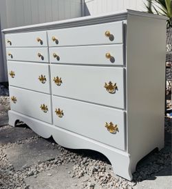 Solid wood dresser with 6 drawers
