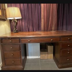 Beautiful Executive Desk With Hutch And Credenza