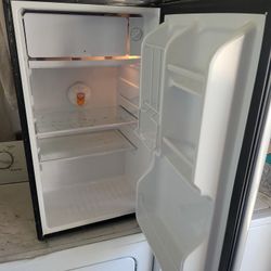 magic chef mini fridge (working good)