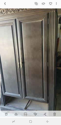 BEAUTIFUL BLACK VINTAGE ARMOIRE WITH A DRAWER INSIDE. TV STAND SOLID WOOD.