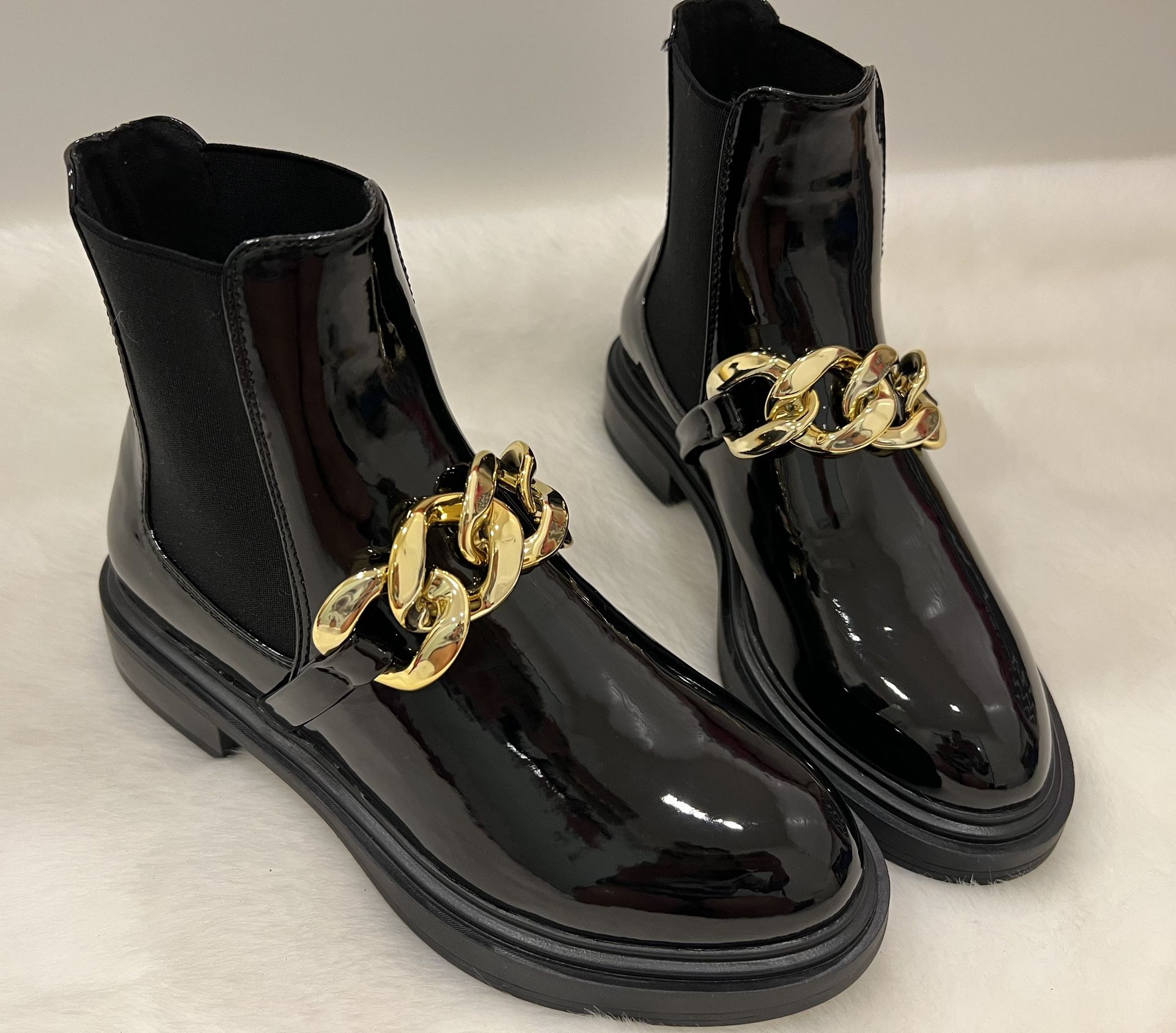New! Very stylish Steve Madden Fashion Glossy Bootie! Size 8.5-9