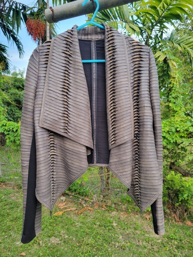 Woman Strip Leather Drape Front
Jacket Size XS/Small