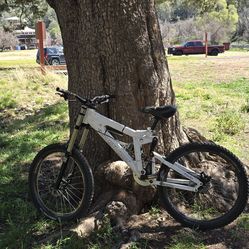 SANTA CRUZ V10 MOUNTAIN BIKE $499