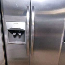 New Frigidaire 26 Cu Ft Side by Side Fridge