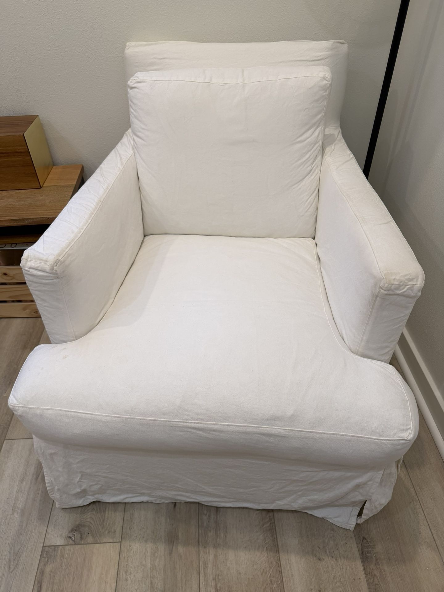Oversized White Comfortable chair 