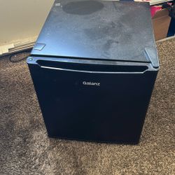 Galanz Mini fridge 