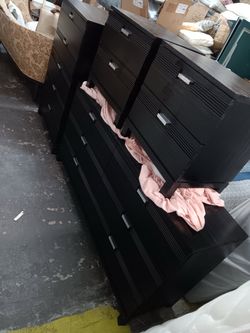 Bedroom set tall dresser short dresser 2 night  stands