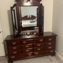 Elegant Cherry Wood Bedroom Set