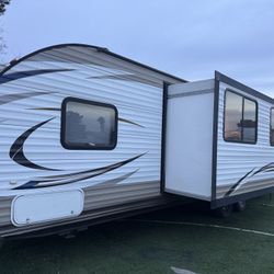 2017 wildwood travel trailer in Victorville Ca Clean title