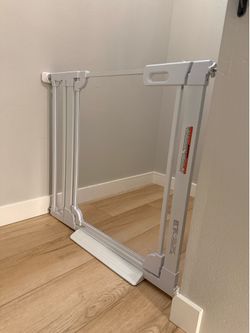 Clear acrylic baby/pet safety gate in excellent condition.