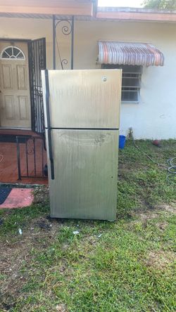GE Adora Refrigerator 18 Cu. Ft. — AS IS / Repair or Parts