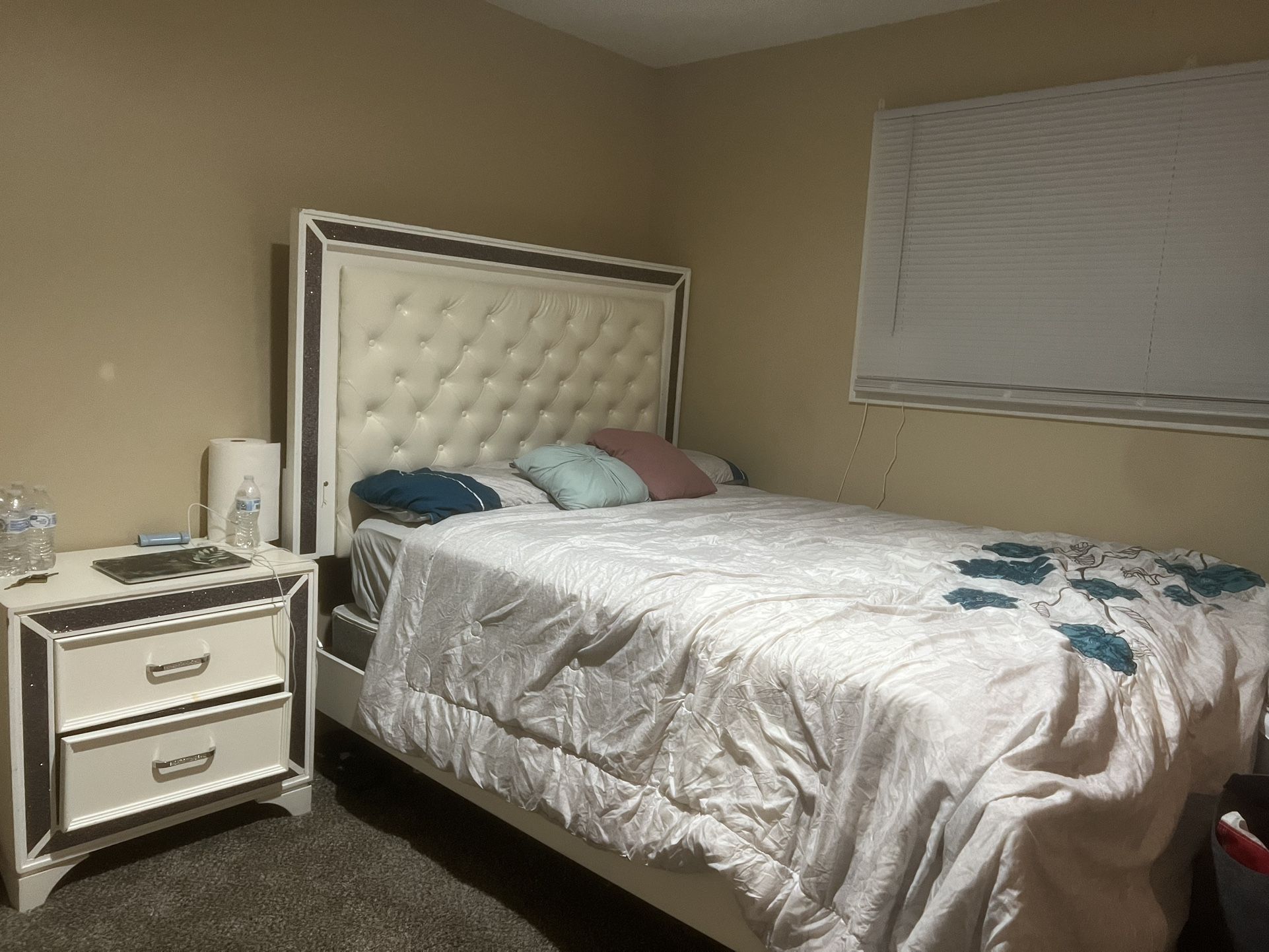 LUXURY QUEEN BED 1000$