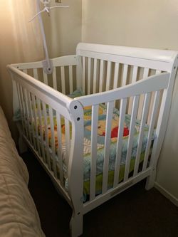 White Convertible Baby Crib – Excellent Condition