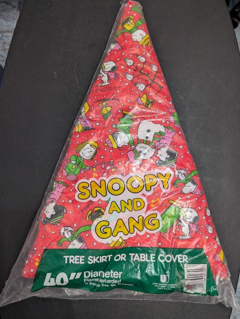 Snoopy and Gang Vintage Padded Christmas Tree Skirt or Round Table Cover (Edges Not Bound)