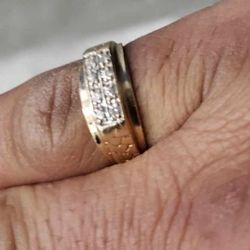 Men's Size 9 14K Gold Ring With Diamnonds