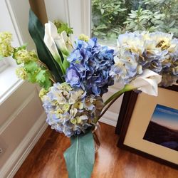 Faux Decor
Floral Stems & Branches
with glass Vase