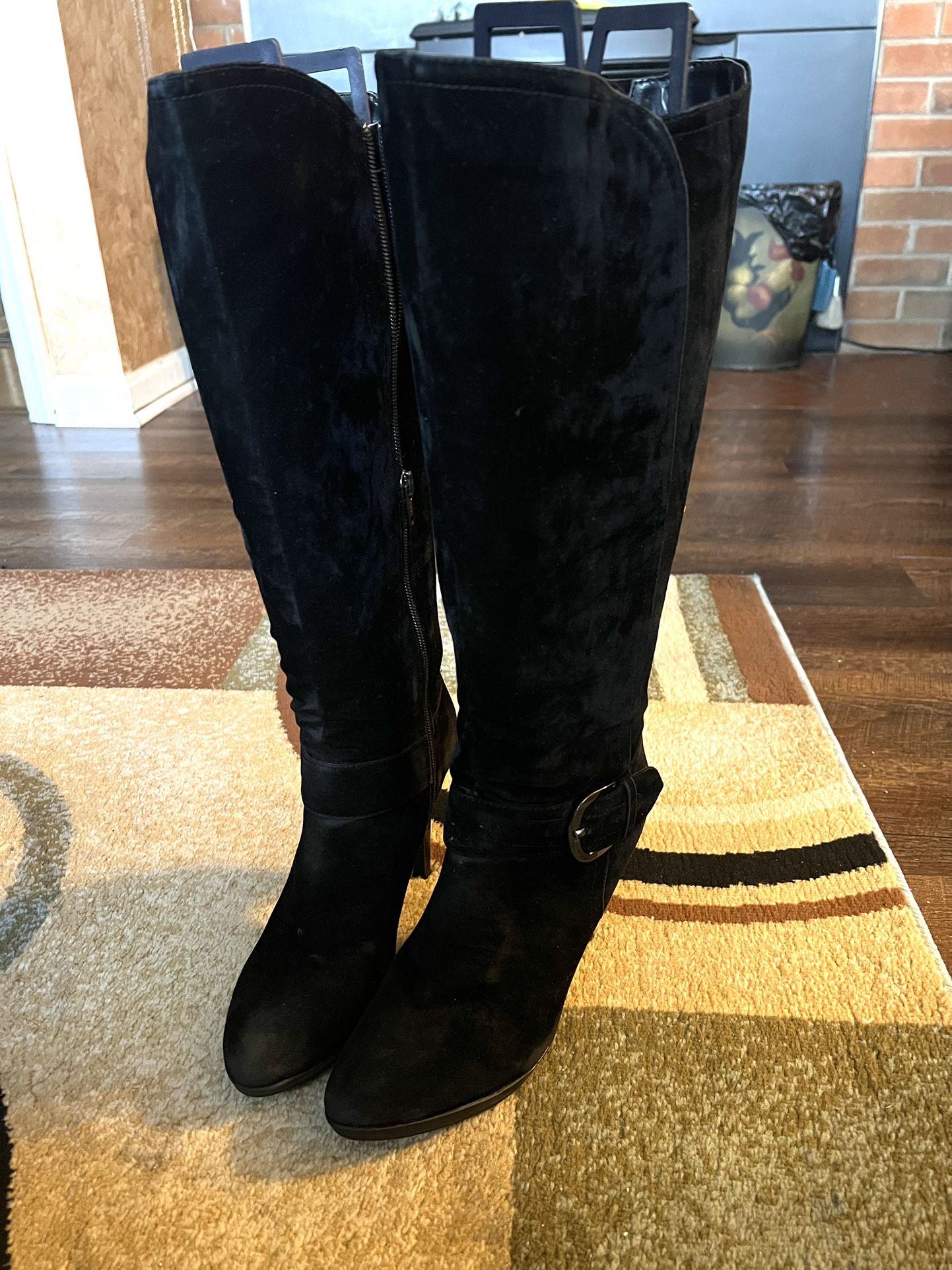 PreOwen Worthington black zipper boots size 7 w/ 4” heels