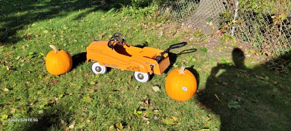 OLD WRECKER PEDAL CAR