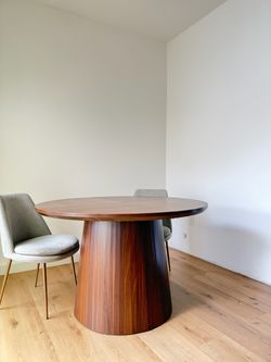 47.24 Inches Round Dining Table, Modern Wooden Kitchen Table with Heavy-Duty Table Legs