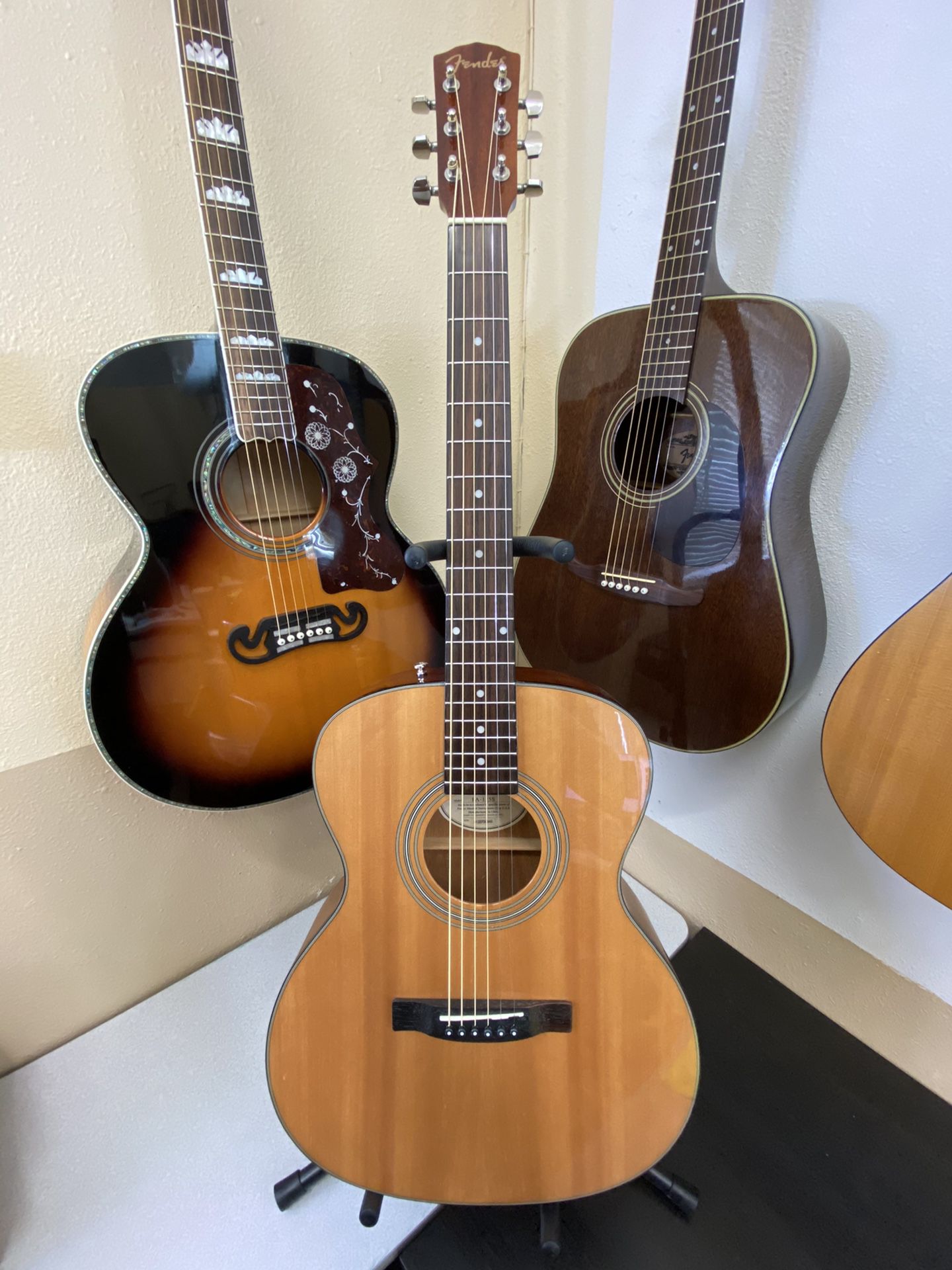 Fender Acoustic Dreadnought Guitar Loud Resonance for size Like New comes w/ Case New Strings