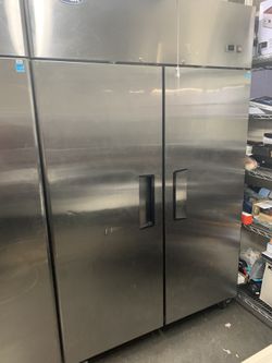 Refrigerator for commercial or restaurant