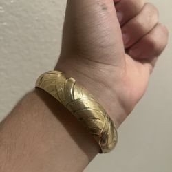 Ma 14k gold braclet ( look description please)
