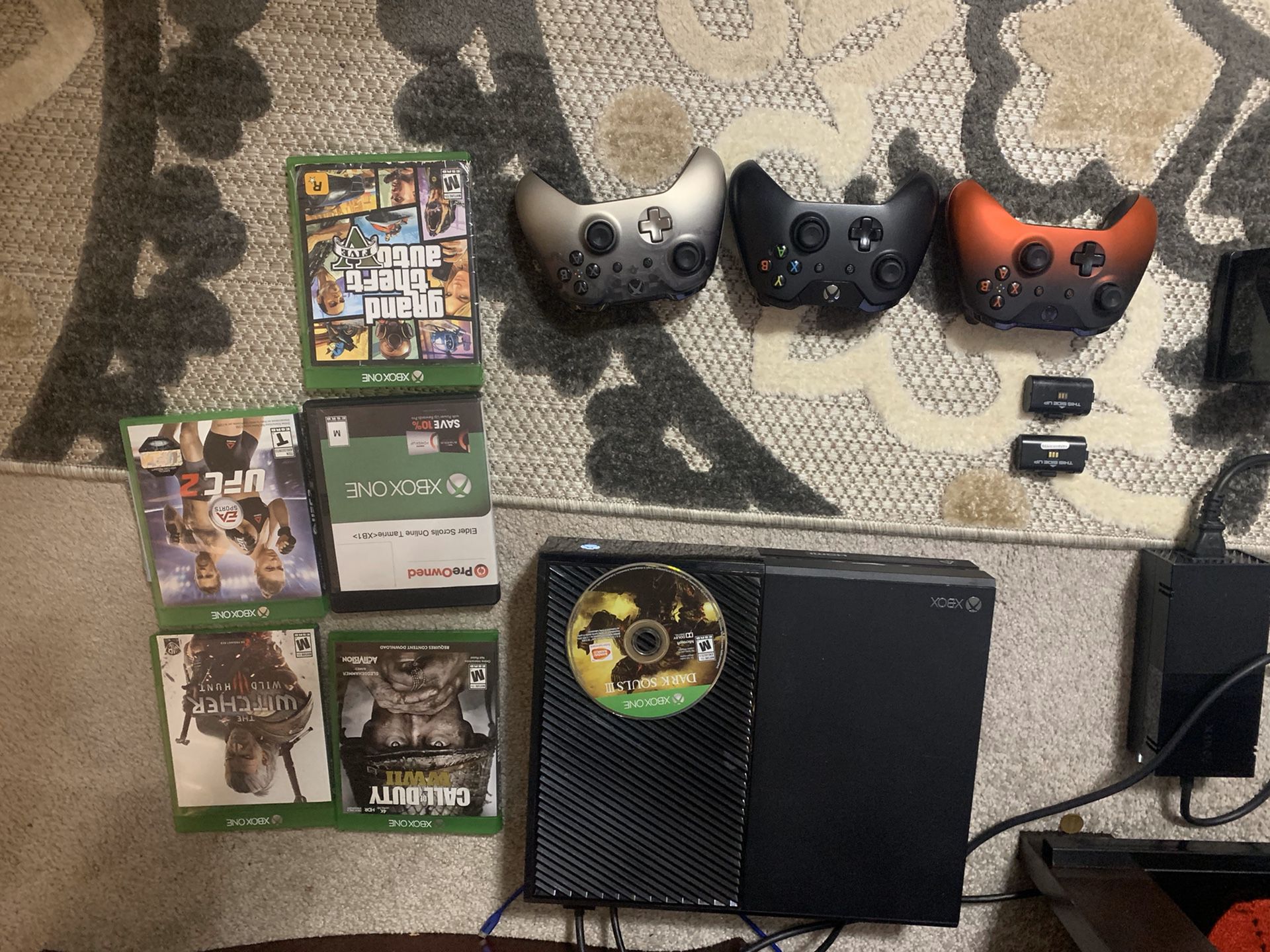 Xbox one , games, 3 controllers, charger and batteries