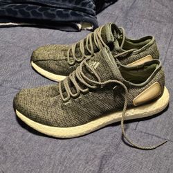 **LIGHTLY USED** ADIDAS PURE BOOST