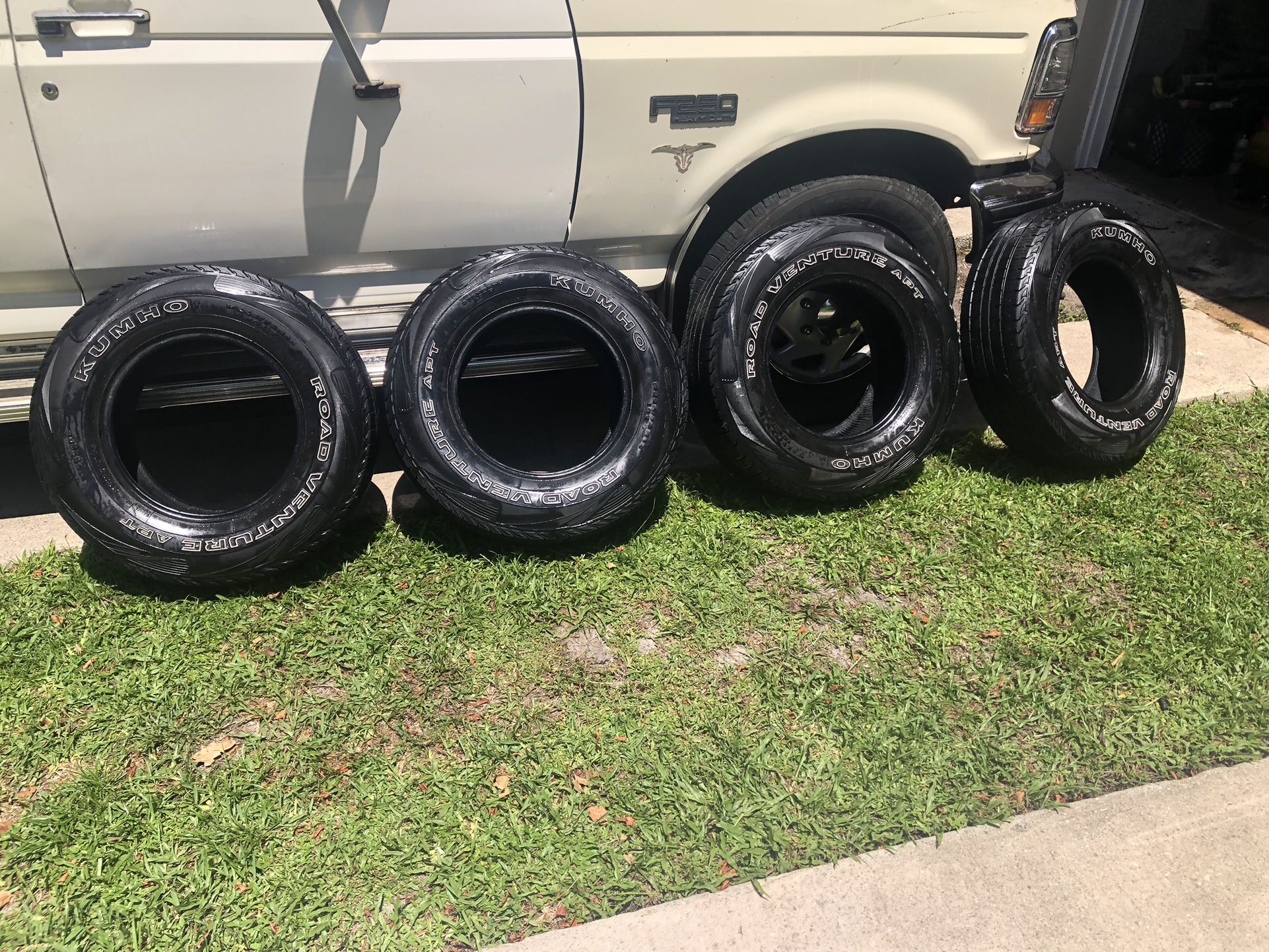 Kumho RoadVenture APT P225/75/15 Tire Set Excellent Condition