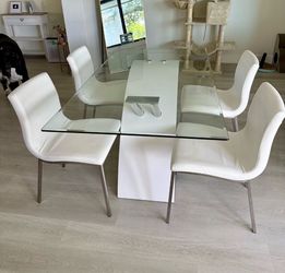 Dining set with four chairs in the table