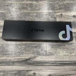 TikTok Skateboard Limited Edition Rare Influencer Gift 2021 with Wall Hanger