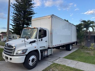 Selling truck Hino 268 26 feet not cdl needed