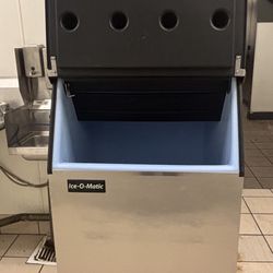 Industrial Ice Maker! Works perfectly Store closing save $$$