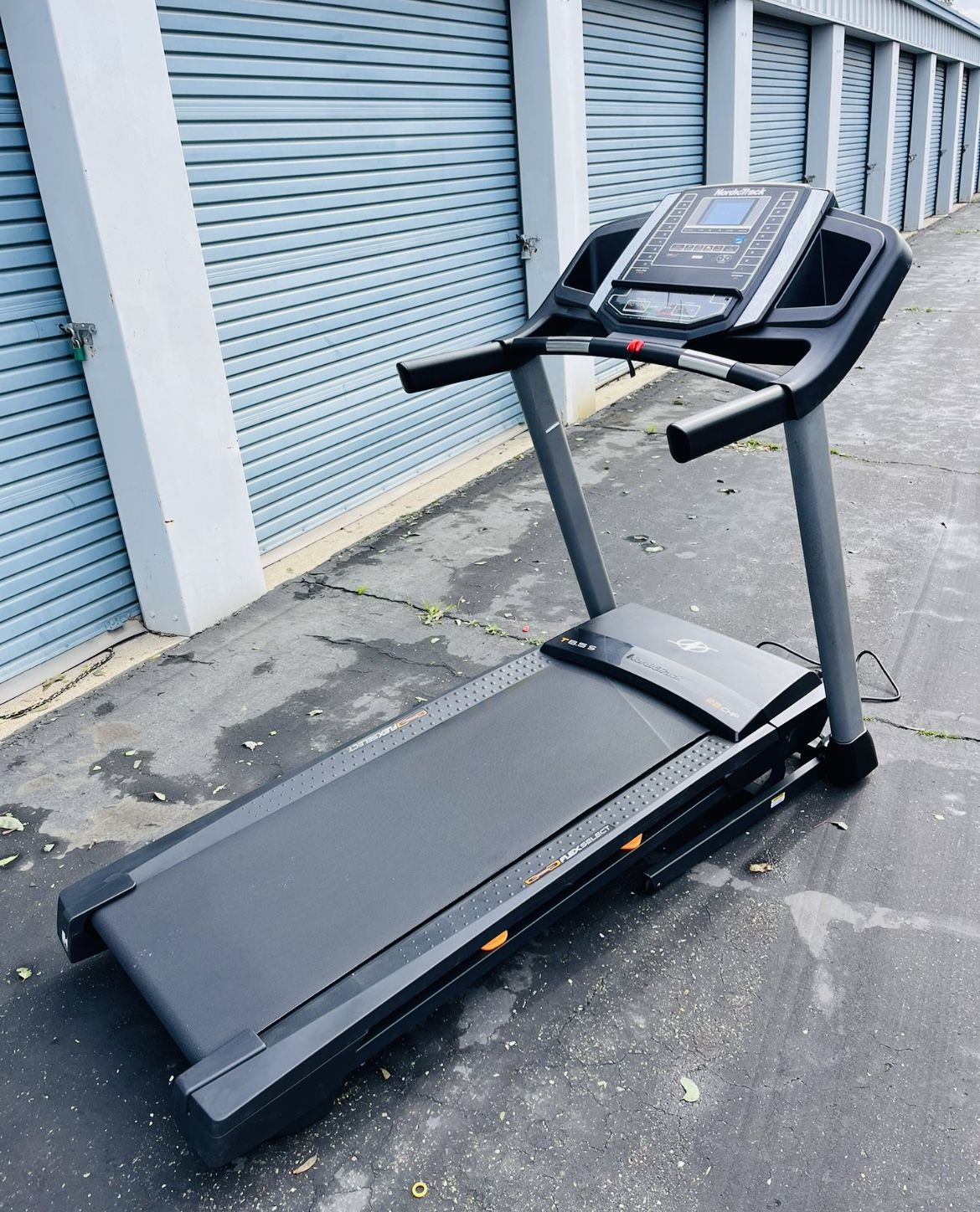 BRAND NEW NORDICTRACK TREADMILL 