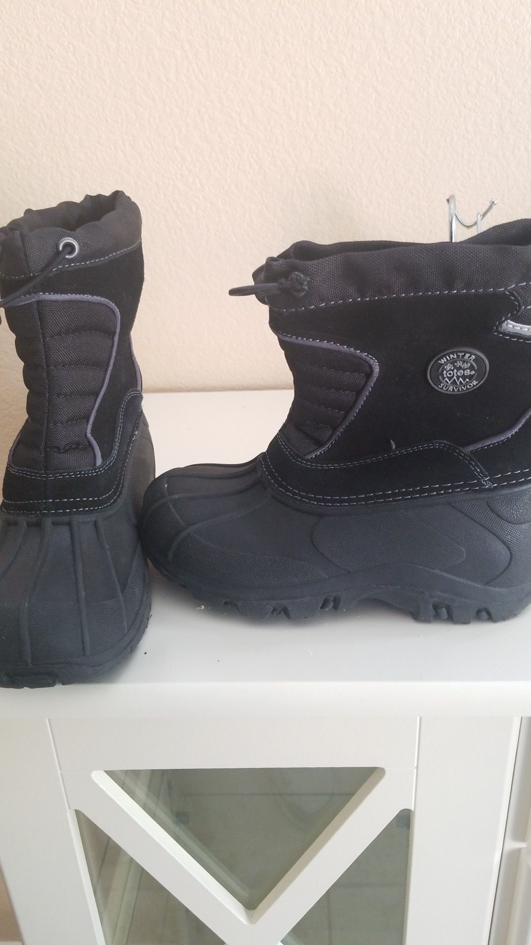 TODAY ONLY! Kids snow boots. Size 12