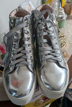 Forever ladies shoes/ sneakers 8 1/2