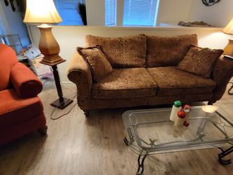 BEAUTIFUL COMFY COZY COUCH 